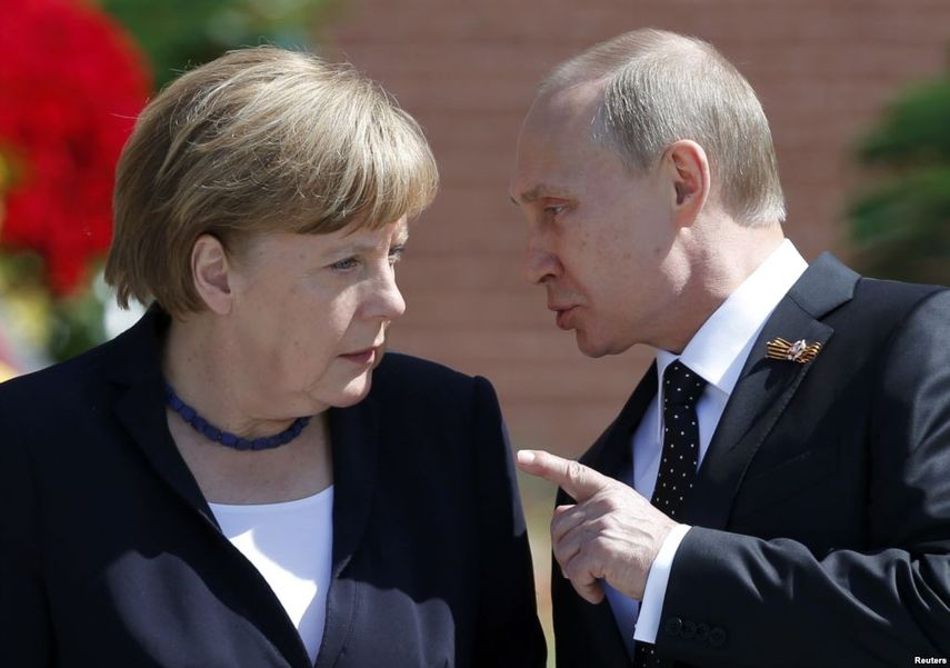 La canciller alemana, Angela Merkel, con el presidente de Rusia, Vladimir Putin (REUTERS)