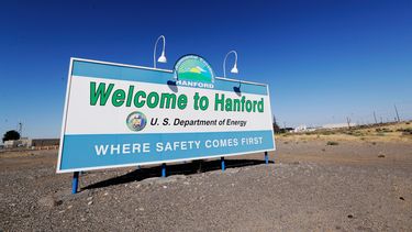 En esta fotografía del 13 de agosto de 2019 se muestra un letrero en la Reserva Nuclear de Hanford, cerca de Richland, Washington