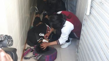 El estudiante (tendido en el piso)&nbsp;sufrió una herida en el pecho, supuestamente de un proyectil, que atribuyen a la intervención policial.