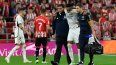 Eder Militao del Real Madrid se retira de la cancha tras sufrir una lesión en el partido contra el Athletic Bilbao por la Liga española, el sábado 12 de agosto de 2023.&nbsp;