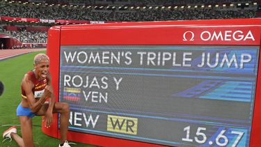 Yulimar Rojas, primer clasificado de Venezuela, celebra el récord mundial después de competir en la final de triple salto femenino durante los Juegos Olímpicos de Tokio 2020