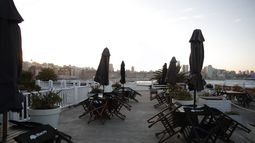 Un restaurante en el balneario de Mar del Plata, en Argentina, mantiene sus mesas exteriores recogidas durante la pandemia del COVID-19.