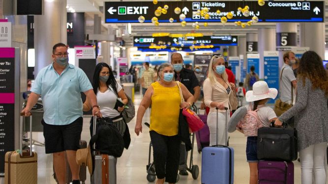 Viajeros en el Aeropuerto Internacional de Miami.