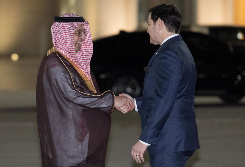 El secretario de Estados Marco Rubio es recibido por el canciller saudita Farid Al-Shehri.