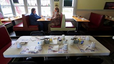 Dos clientas disfrutan del servicio de un restaurante.