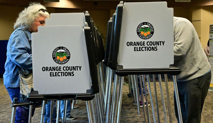 Electores en el estado de California participan en el llamado Supermartes.