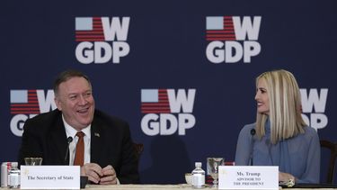 &nbsp; El secretario del Departamento de Estado Mike Pompeo y la asesora del presidente Ivanka Trump en el evento del primer aniversario de la Iniciativita para el desarrollo y la Prosperidad Global de las Mujeres en el Departamento de Estado en Washington, el mi&eacute;rcoles 12 de febrero de 2020.&nbsp;