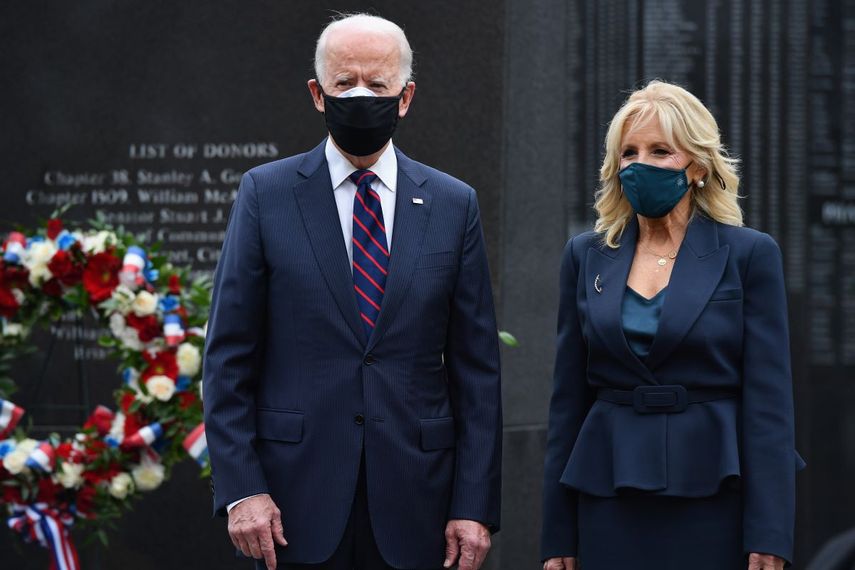 El candidato presidencial demócrata Joe Biden, y su esposa Jill Biden, participan durante una parada del Día de los Veteranos en el Parque Conmemorativo de la Guerra de Corea en Filadelfia, Pensilvania, el 11 de noviembre de 2020