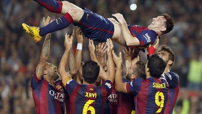 Messi fue felicitado por sus compañeros. (EFE)