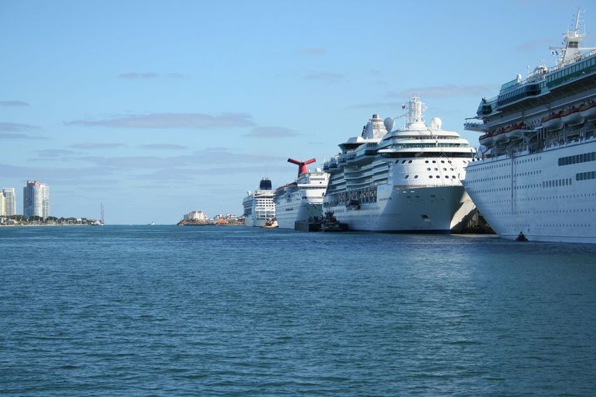 Varios cruceros anclados en el Puerto de Miami.