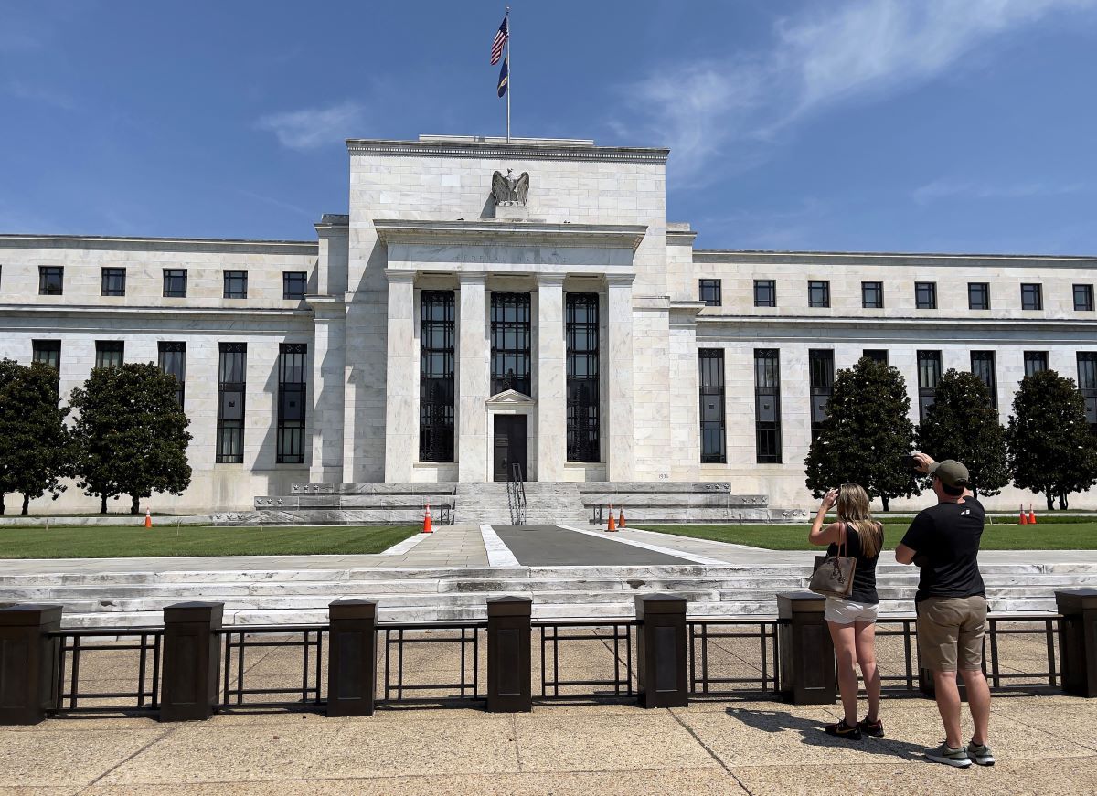 Dos personas toman fotos de la sede de la Reserva Federal en Washington. Dos personas toman fotos de la sede de la Reserva Federal en Washington.