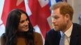 En esta foto de archivo, el príncipe Harry, duque de Sussex y Meghan, duquesa de Sussex de Gran Bretaña hacen un gesto durante su visita a Canada House en agradecimiento por la cálida hospitalidad canadiense y el apoyo que recibieron durante su reciente estancia en Canadá, en Londres, el 7 de enero de 2020.&nbsp; &nbsp;