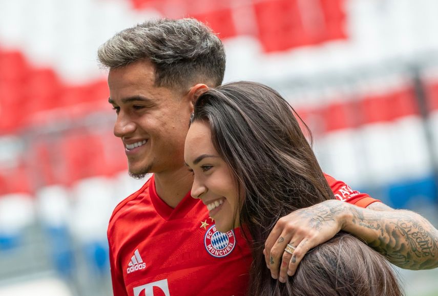 El brasileño Philippe Coutinho, ahora jugador del Bayern Munich, posa con su esposa Aina en el estadio del club en Múnich, Alemania, el lunes 19 de agosto de 2019. Coutinho llega al conjunto alemán en préstamo del Barcelona en un fichaje por un año.&nbsp;
