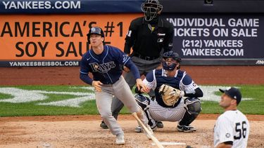 Joey Wendle, de los Rays de Tampa Bay, conecta un jonrón solitario en la novena entrada ante el relevista de los Yanquis de Nueva York Darren ODay el domingo 18 de abril de 2021, en Nueva York. El receptor de los Yanquis es Kyle Higashioka