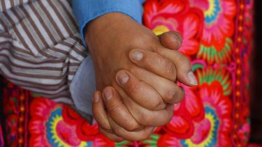 Guido Montano, izquierda, y su pareja David Aruquipa, se toman de la mano en La Paz, Bolivia, el martes 18 de agosto de 2020.