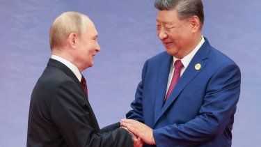 El presidente de Rusia, Vladímir Putin, y el presidente de China, Xi Jinping, se saludan durante una ceremonia de bienvenida de la Cumbre de la Organización de Cooperación de Shanghái (OCS) en Tianjin el 31 de agosto de 2025.