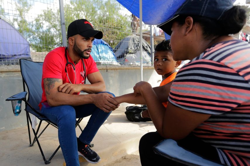 En esta foto del 6 de noviembre del 2019, Dairon Elisondo Rojas, un médico cubano que busca asilo en Estados Unidos, asiste a otros migrantes en una clínica improvisada en un campamento de refugiados en Matamoros, México.