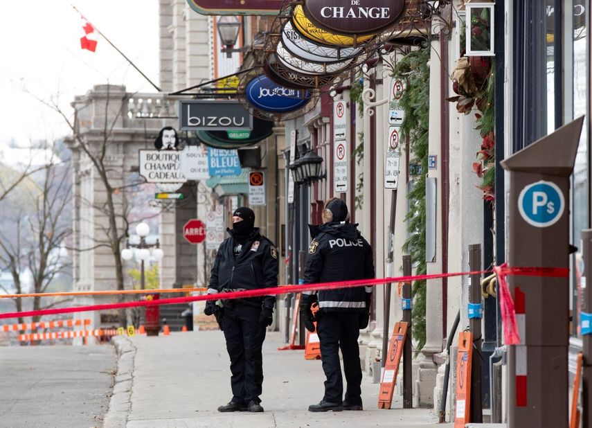 Policías montan guardia en el sitio de un ataque en el distrito histórico de la ciudad de Quebec el domingo 1 de noviembre de 2020.&nbsp;