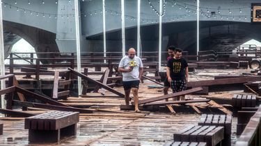 Residentes caminan por el muelle dañado por el huracán Milton en la costa de Puerto Progeso, estado de Yucatán, México, el 8 de octubre de 2024.