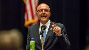 Los contribuyentes estadounidenses no deberían tener que pagar decenas de millones de dólares para que Trump pueda jugar al golf los fines de semana en sus propiedades, dijo el congresista Ted Deutch en un comunicado.