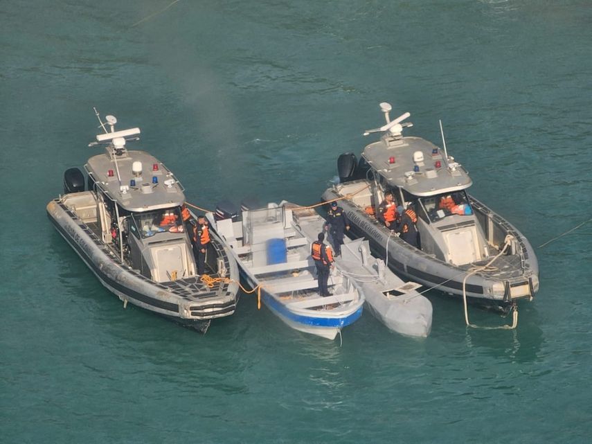 Fotografía difundida por la oficina de prensa de la Armada de Colombia que muestra un semisumergible no tripulado, conocido como Buque de Perfil Bajo, entre dos embarcaciones de la Armada de Colombia en la costa del Parque Tayrona, cerca de Santa Marta, Colombia, el 2 de julio de 2025.&nbsp; &nbsp;