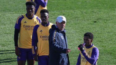 (Desde la izquierda) el defensor francés del Real Madrid #18 Aurelien Tchouameni, el delantero brasileño del Real Madrid #07 Vinicius Junior, el entrenador italiano del Real Madrid Carlo Ancelotti y el delantero brasileño del Real Madrid #11 Rodrygo asisten a una sesión de entrenamiento en el campo de entrenamiento de la Ciudad Real Madrid en Valdebebas. Madrid, a 30 de diciembre de 2023. &nbsp;