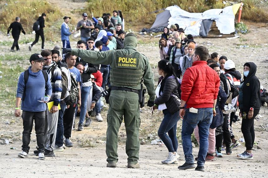 Entregarse en la frontera: la esperanza de migrantes de poder entrar a EEUU