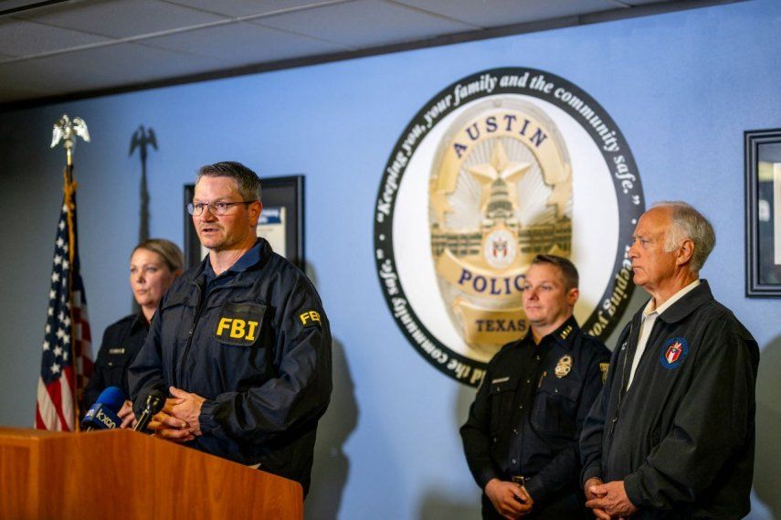El agente especial del FBI Alex Doran habla durante una rueda de prensa sobre el tiroteo masivo en el bar de Buford, en el Departamento de Policía de Austin el 01 de marzo de 2026 en Austin, Texas.