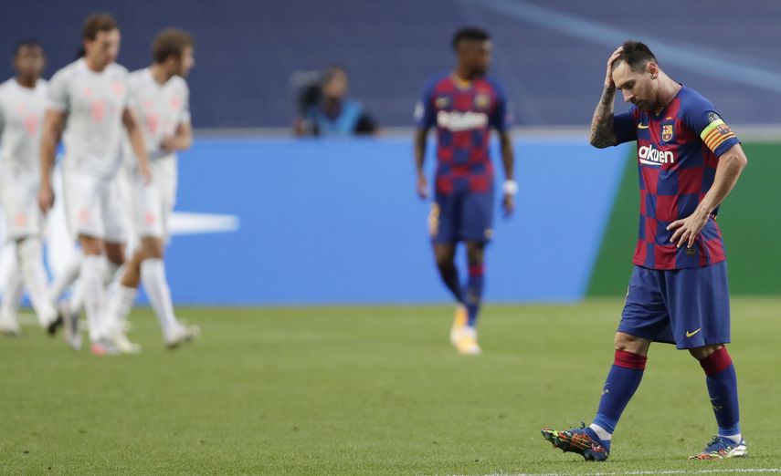 Lionel Messi, capitán del Barcelona, se muestra pensativo luego de quedar eliminado en la Champions de 2020 por una goleada que les propinó el Bayern.