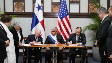 El acuerdo sobre Asistencia y Cooperación en Asuntos Migratorios, lo firmaron el secretario de Seguridad Nacional de Estados Unidos, Alejandro Mayorkas y &nbsp;el canciller de Panamá Javier Martínez-Acha (der.) en presencia del presidente José Raúl Mulino (centro) tras su toma de posesión el 01 de julio 2024
