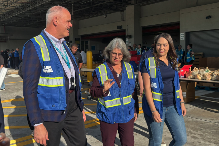 La comisionada del Distrito 6 de Miami-Dade, Natalie Milian Orbis, junto a la alcaldesa Daniella Levine Cava y el director de MIA Ralph Cutie.&nbsp;