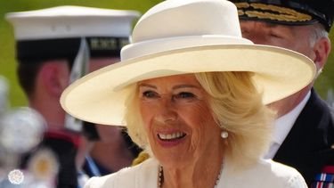 La reina Camila de Gran Bretaña asiste a un servicio conmemorativo nacional en el Arboreto Conmemorativo Nacional de Alrewas, en el centro de Inglaterra, el 15 de agosto de 2025, para conmemorar el 80.º aniversario del Día de la Victoria sobre Japón y el fin de la Segunda Guerra Mundial. 