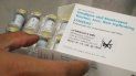 El farmacéutico Jonathan Parducho abre una caja de vacunas Jynneos para la viruela símica en el Hospital General Zuckerberg, en San Francisco, California.