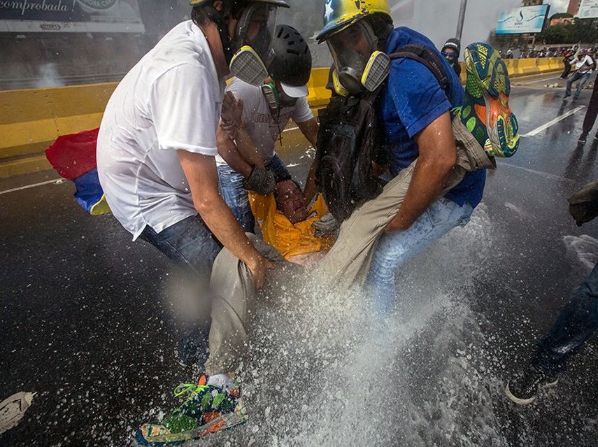 Desde la autopista Francisco Fajardo, las autoridades dispararon metras a los manifestantes en Las Mercedes.