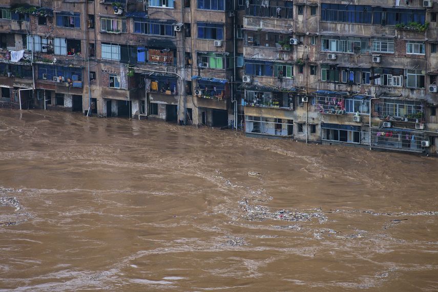 En esta foto difundida por la agencia de noticias Xinhua se ve una calle inundada en Qijiang, en el suroeste de China, debido a las fuertes lluvias, el 1 de julio de 2020.&nbsp;