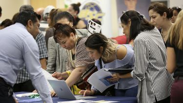 Aspirantes a trabajar acuden a una feria de empleos en Miami.&nbsp;