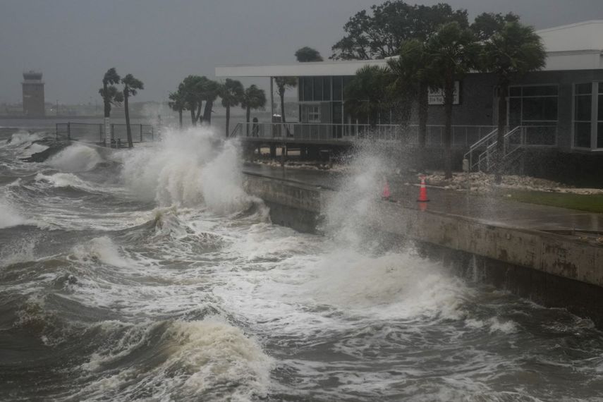 Las olas rompen a lo largo del muelle de St. Pete en St. Petersburg, Florida, mientras se espera que el huracán Milton toque tierra la noche el 9 de octubre de 2024.