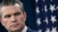 El secretario de Defensa de EEUU, Pete Hegseth, observa durante una conferencia de prensa sobre la acción militar estadounidense en Irán, en el Pentágono en Washington, D.C., el 2 de marzo de 2026.