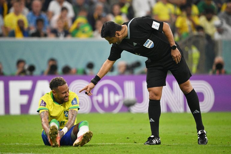 El árbitro iraní, Alireza Faghani, le hace un gesto al atacante brasileño Neymar durante el encuentro entre la selección sudamericana y Serbia en el Mundial de Catar 2022.