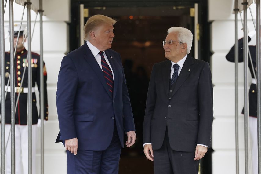 El presidente estadounidense Donald Trump, izquierda, recibe al presidente italiano Sergio Mattarella en la Casa Blanca, miércoles 16 de octubre de 2019. 