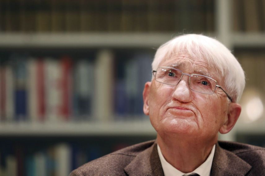 Fotografía de archivo fechada el 12 de diciembre de 2012 del filósofo alemán Jürgen Habermas durante una conferencia de prensa en el Instituto Heinrich Heine en Duesseldorf (Alemania).