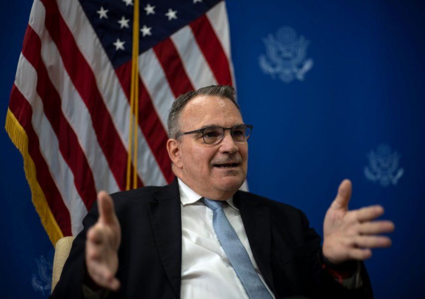 Benjamin Ziff, encargado de negocios de la embajada de Estados Unidos en Cuba, habla durante una entrevista en La Habana, Cuba. 