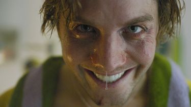 Imagen proporcionada por Paramount Pictures de Lukas Gage en una escena de Smile 2.