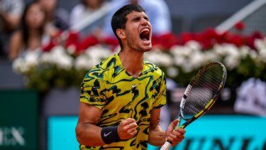El español Carlos Alcaraz celebra un punto ante el finlandés Emil Ruusuvuori en el Abierto de Madrid el viernes 28 de abril del 2023.