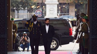 Los chilenos rechazaron abrumadoramente una nueva constitución progresista para reemplazar su estatuto de la era de la dictadura, asestando un golpe a Boric, quien dejó en claro el proceso para enmendarla no terminaría con la votación del domingo.