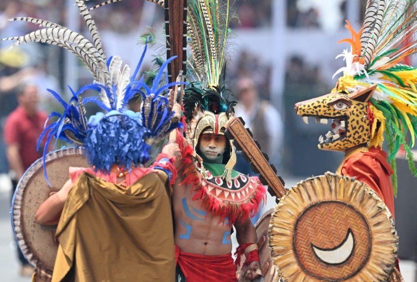 Soldados del ejército mexicano y actores participan en la conmemoración por los 700 años de Tenochtitlan, la capital azteca prehispánica.&nbsp;