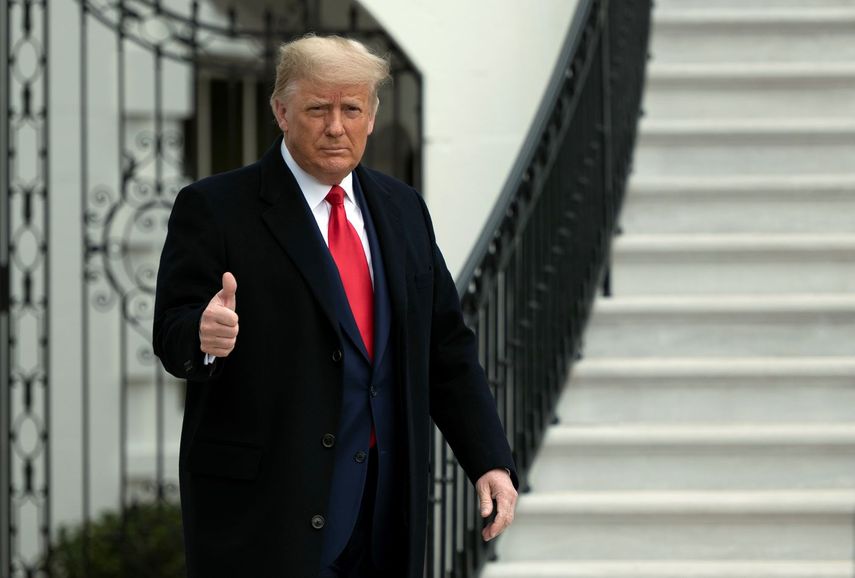 El presidente Donald J. Trump saluda a los periodistas en las afueras de la Casa Blanca.