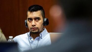 Cristhian Bahena Rivera escucha durante su juicio en el tribunal del condado de Scott, en Davenport, Iowa, el martes 25 de mayo de 2021.