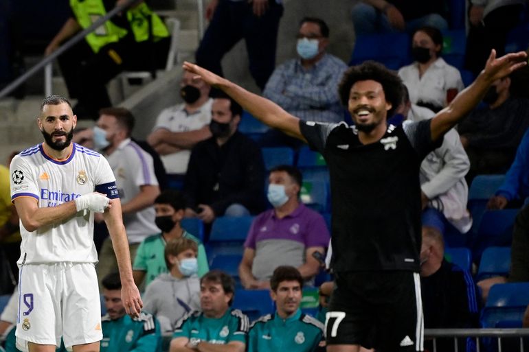 El francés Karim Benzema (Izquierda) del Real Madrid, observa mientras el brasileño Bruno Souza Da Silva (Derecha) del Sheriff celebra el gol de la victoria en Champions