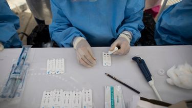 Un trabajador de la salud realiza pruebas r&aacute;pidas de coronavirus en el mercado de alimentos de Coche en Caracas, Venezuela, el martes 23 de junio de 2020.